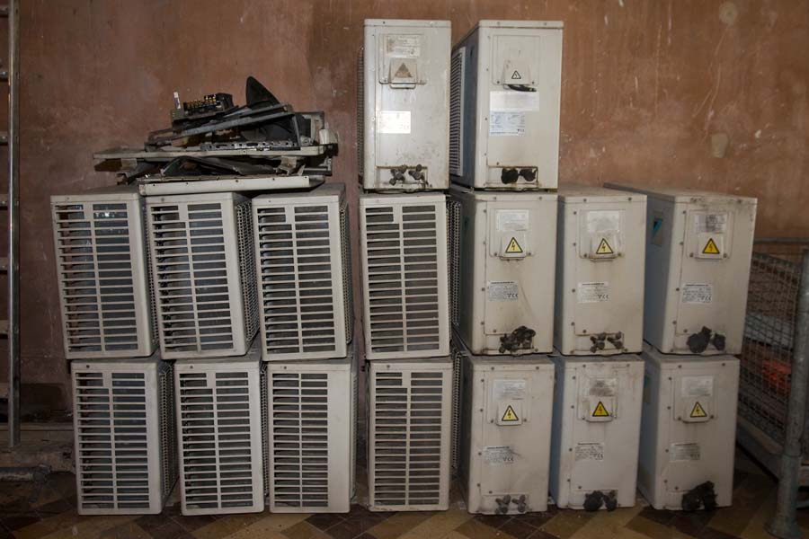 photos de 16 unités extérieures de climatisation empilées, et d'une unité démontée