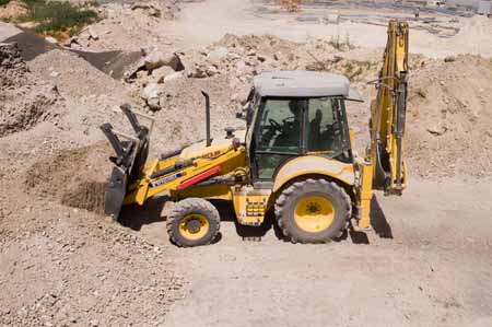 Bulldozer excavant des graviers et du sable sur un chantier