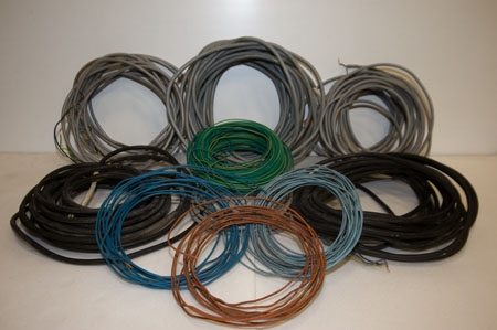 photos de rouleaux de cables éléctriques de diférentes couleurs