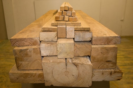 photos de sections de charpentes en bois entassées de différentes tailles
